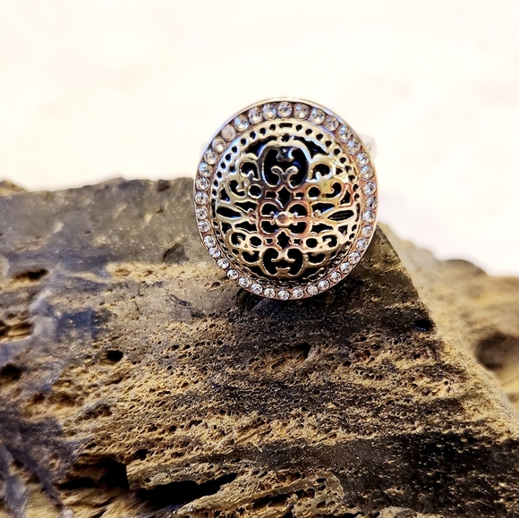 Lia Sophia "Antiquity" Ring with cut crystal - Picture 4 of 7